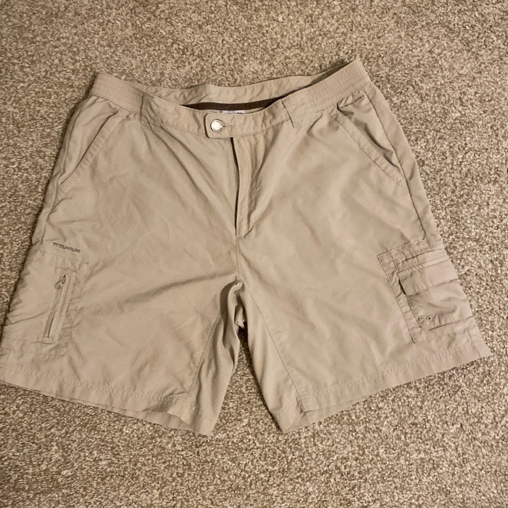 Women’s Columbia Khaki Hiking Cargo Shorts Size Large